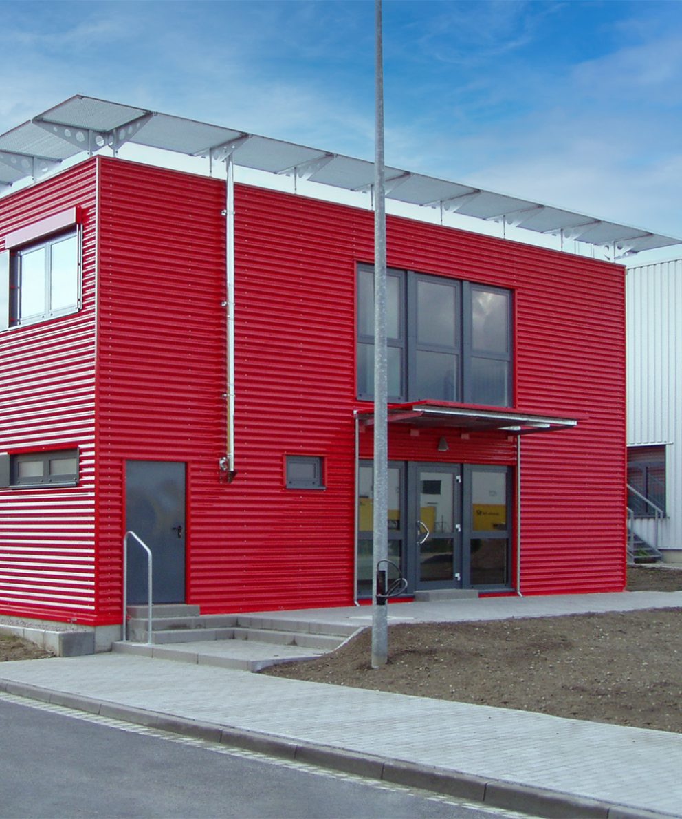 Doppelgeschossige Containeranlage, rote Fassade