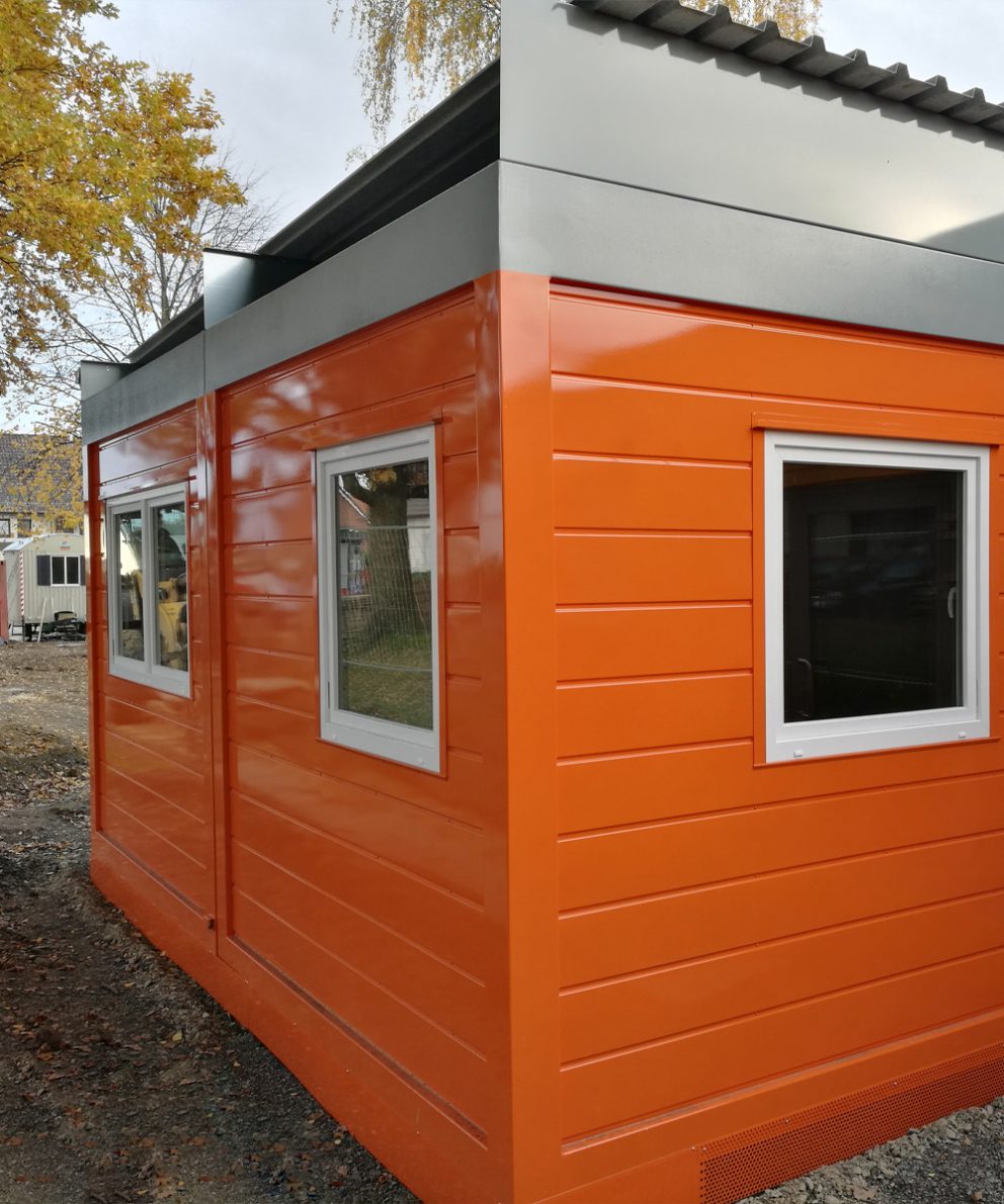Bürocontainer für Kindergarten mit orangefarbener Fassade