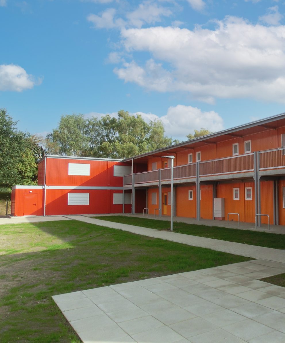 Container zur Unterbringung, Doppelgeschossig, orangefarbene Fassade