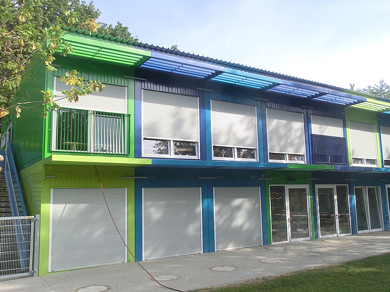 Bürocontainer, Doppelgeschossig, bunte Fassade, Kindergarten