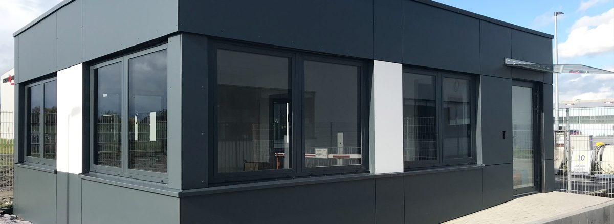 Bürocontainer als Pförtnerhaus, Moderne Fassade, Vollkernplatten in anthrazit